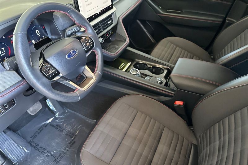 Ford Explorer Vehicle Full-screen Gallery Image 10