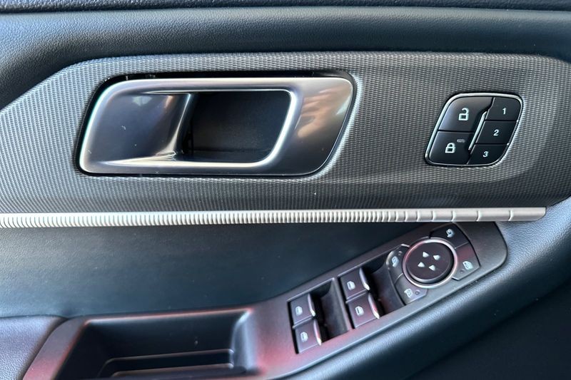 Ford Explorer Vehicle Full-screen Gallery Image 11