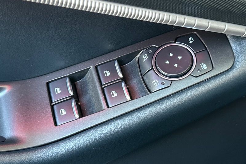 Ford Explorer Vehicle Full-screen Gallery Image 12