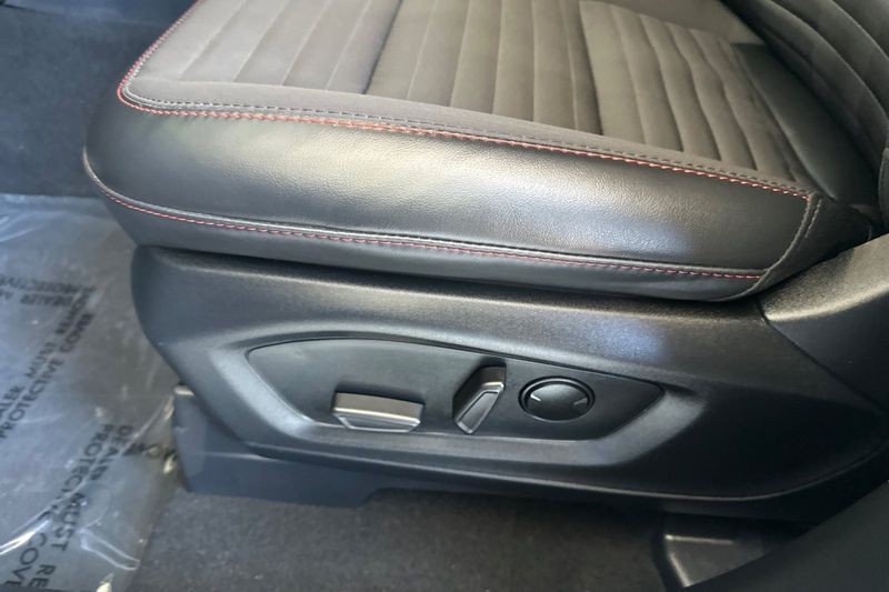 Ford Explorer Vehicle Full-screen Gallery Image 13