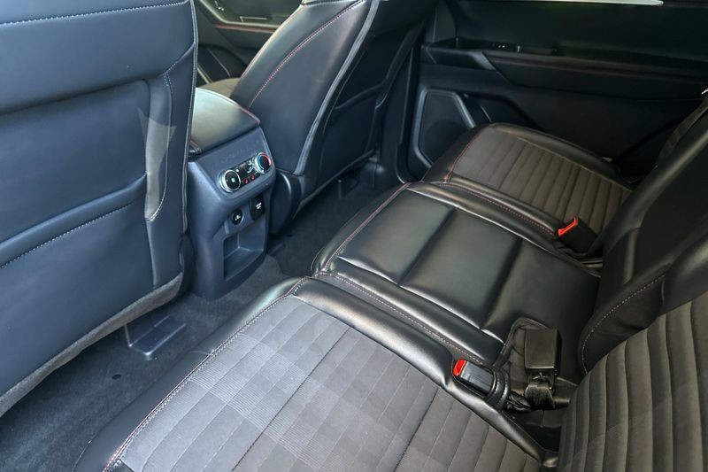 Ford Explorer Vehicle Full-screen Gallery Image 14