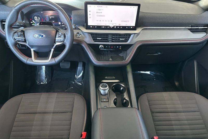 Ford Explorer Vehicle Full-screen Gallery Image 15