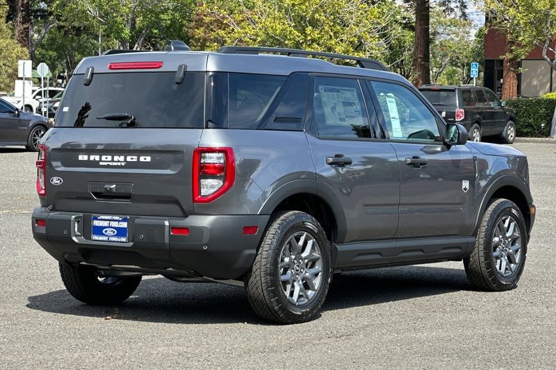 Ford Bronco Sport Vehicle Full-screen Gallery Image 03
