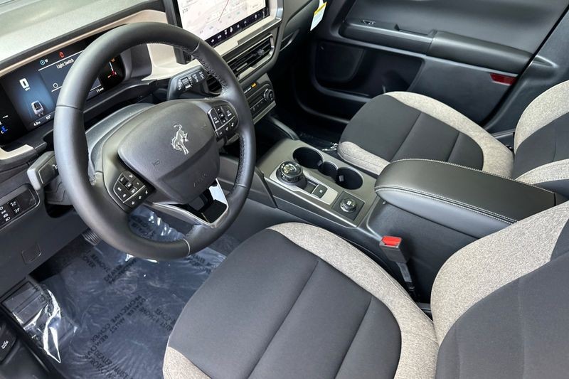 Ford Bronco Sport Vehicle Full-screen Gallery Image 09