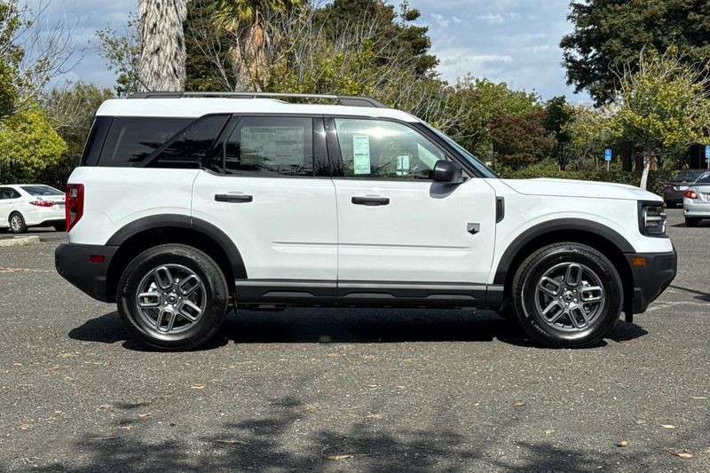 Ford Bronco Sport Vehicle Full-screen Gallery Image 02