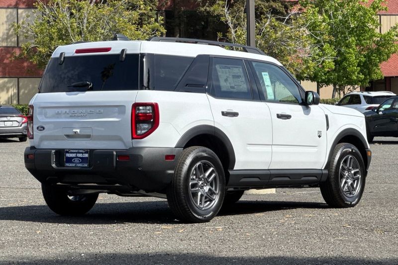 Ford Bronco Sport Vehicle Full-screen Gallery Image 03