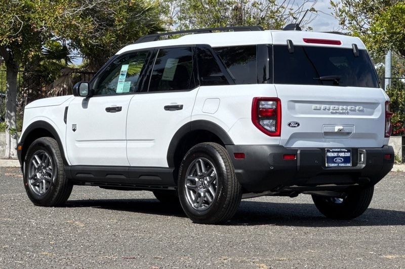 Ford Bronco Sport Vehicle Full-screen Gallery Image 05