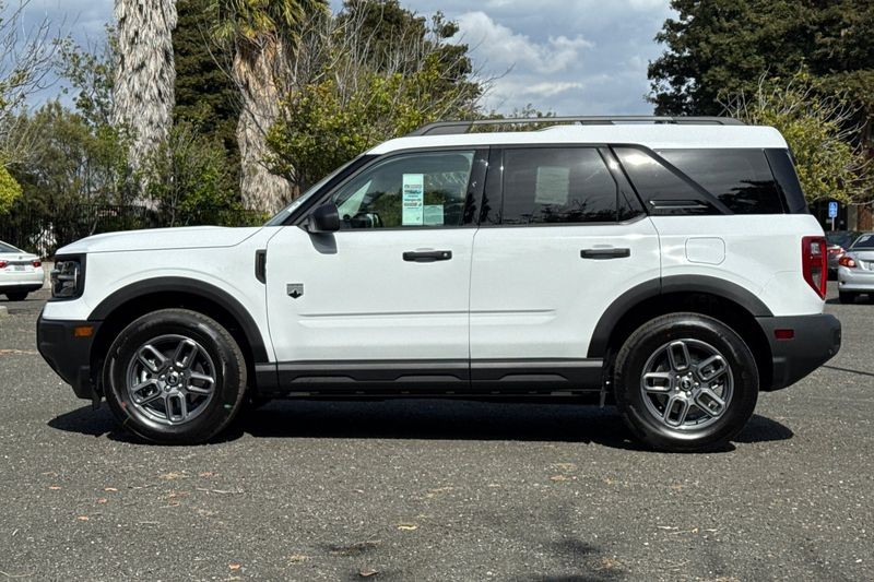 Ford Bronco Sport Vehicle Full-screen Gallery Image 06