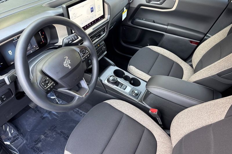 Ford Bronco Sport Vehicle Full-screen Gallery Image 09