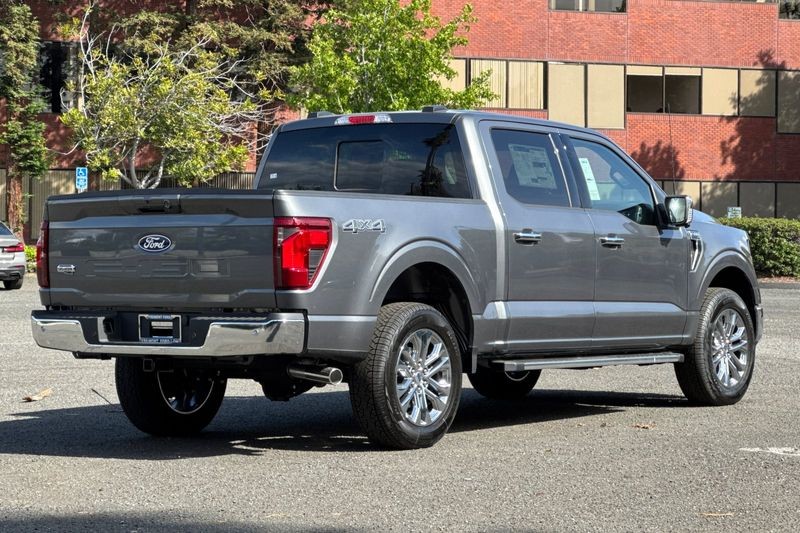 Ford F-150 Vehicle Full-screen Gallery Image 03