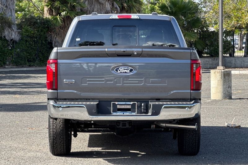 Ford F-150 Vehicle Full-screen Gallery Image 04