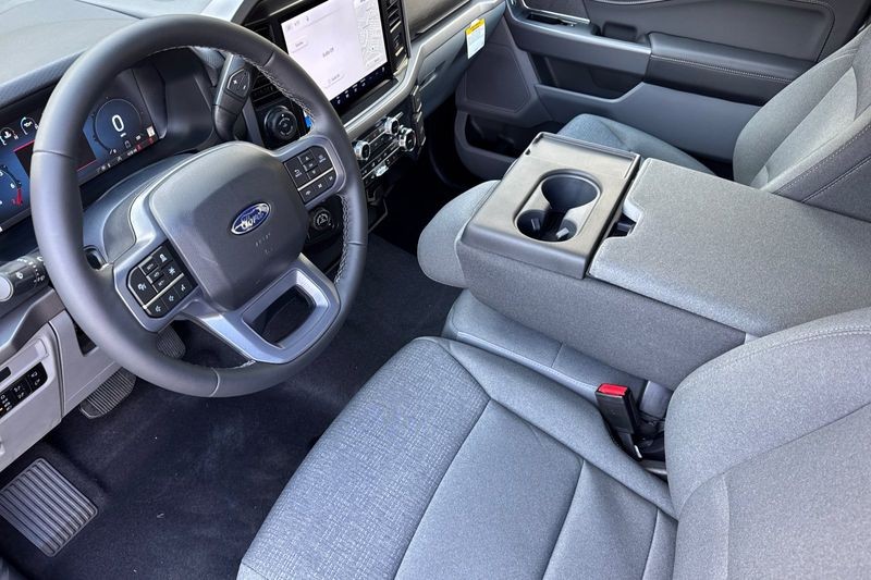 Ford F-150 Vehicle Full-screen Gallery Image 09