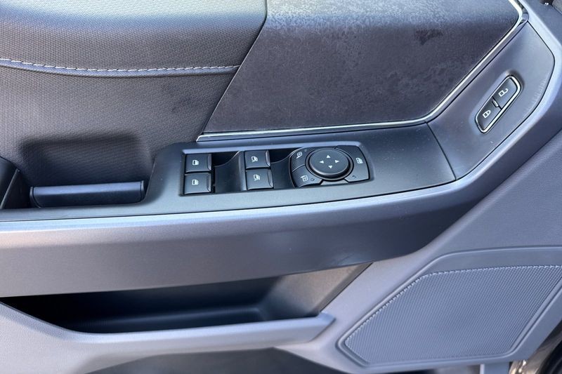Ford F-150 Vehicle Full-screen Gallery Image 10