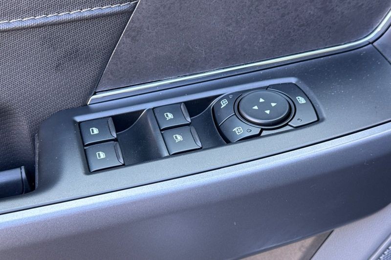 Ford F-150 Vehicle Full-screen Gallery Image 11