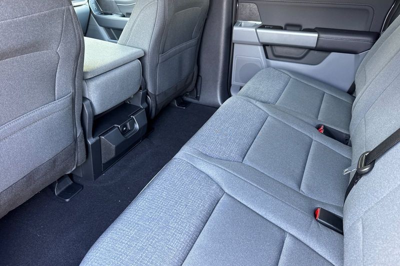 Ford F-150 Vehicle Full-screen Gallery Image 12