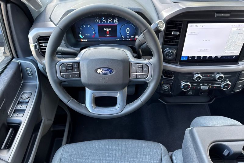 Ford F-150 Vehicle Full-screen Gallery Image 15