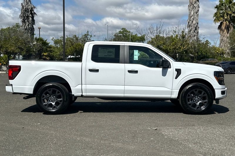 Ford F-150 Vehicle Full-screen Gallery Image 02