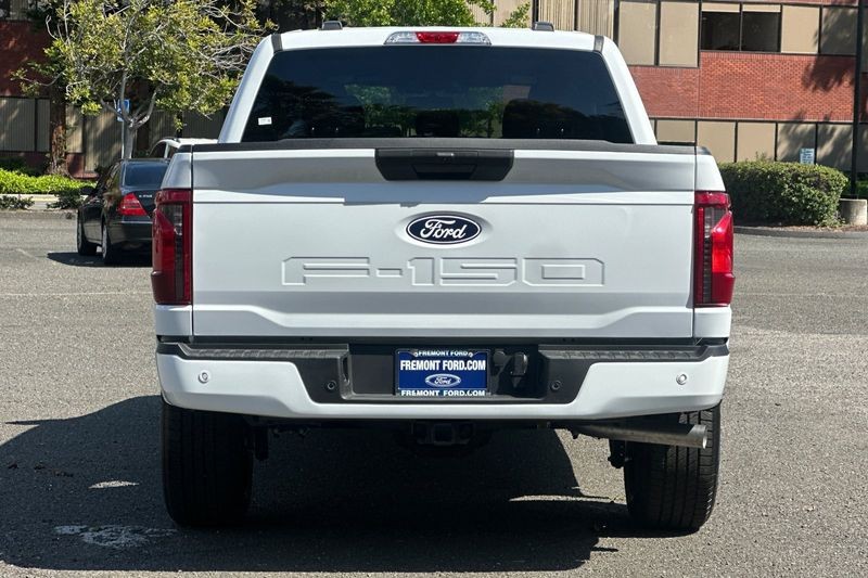 Ford F-150 Vehicle Full-screen Gallery Image 04