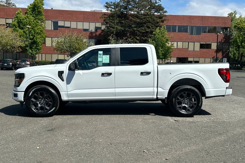 Ford F-150 Vehicle Full-screen Gallery Image 06