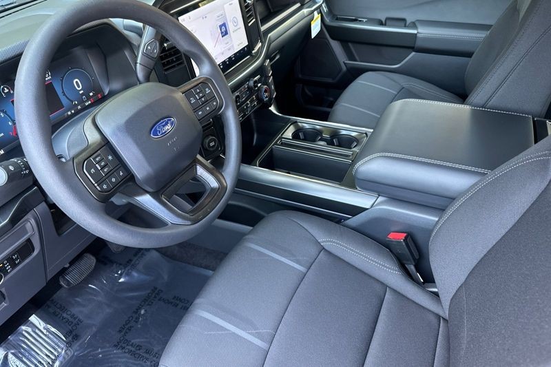 Ford F-150 Vehicle Full-screen Gallery Image 09