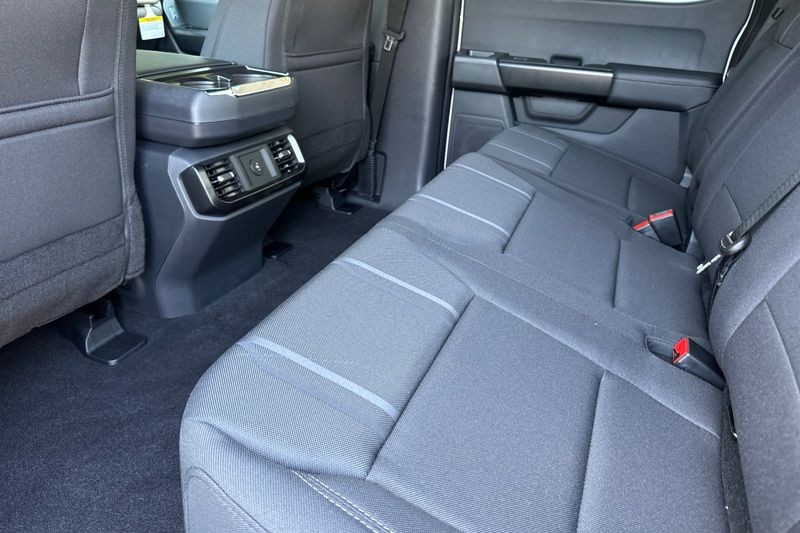 Ford F-150 Vehicle Full-screen Gallery Image 12