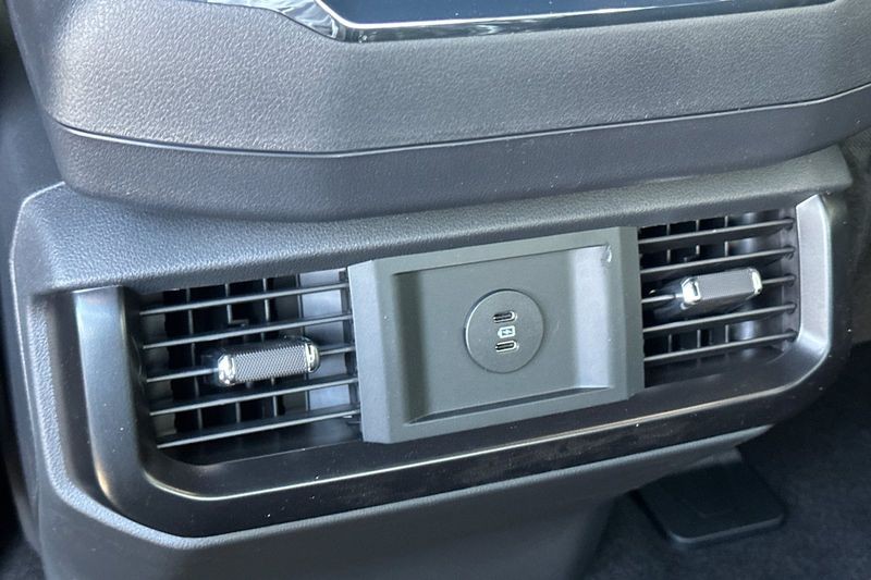 Ford F-150 Vehicle Full-screen Gallery Image 13