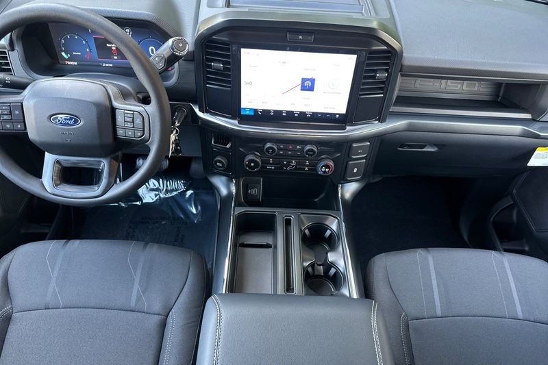 Ford F-150 Vehicle Full-screen Gallery Image 14