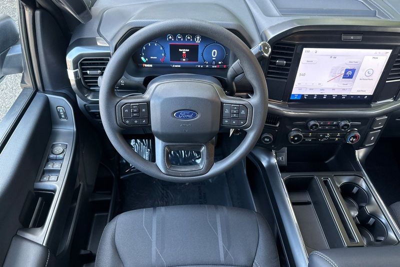 Ford F-150 Vehicle Full-screen Gallery Image 15