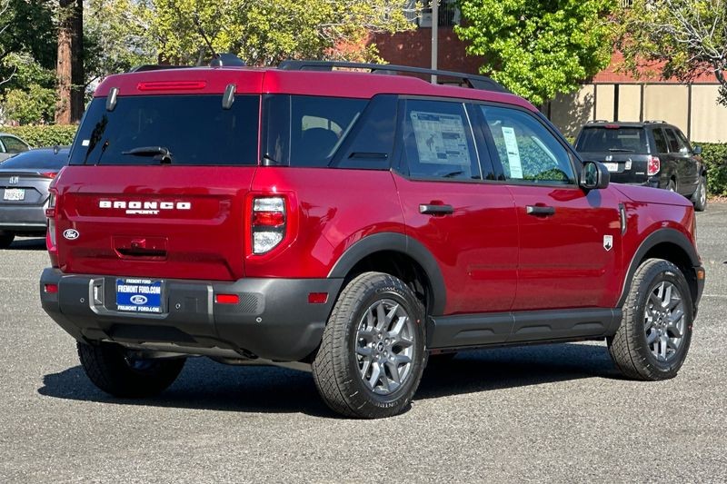 Ford Bronco Sport Vehicle Full-screen Gallery Image 03
