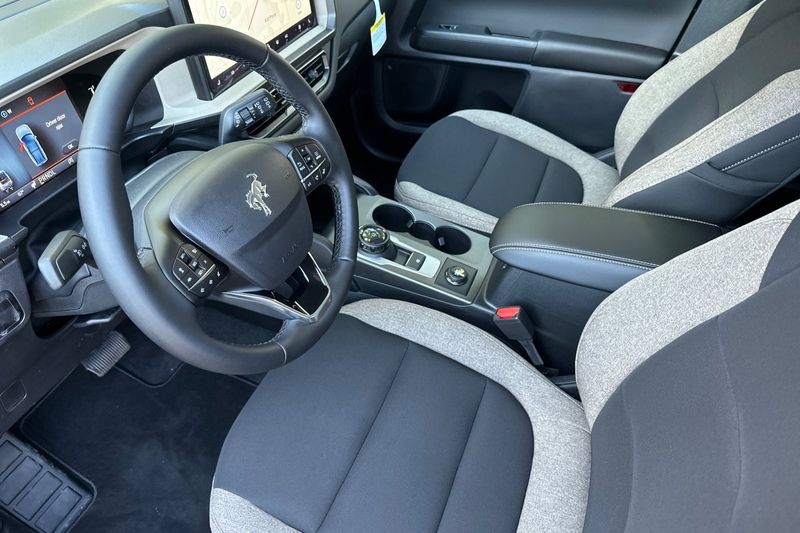 Ford Bronco Sport Vehicle Full-screen Gallery Image 09