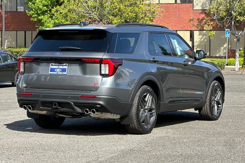 Ford Explorer Vehicle Full-screen Gallery Image 03