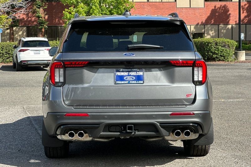 Ford Explorer Vehicle Full-screen Gallery Image 04