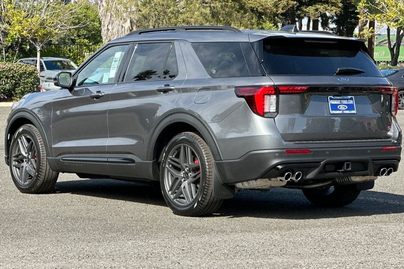 Ford Explorer Vehicle Full-screen Gallery Image 05