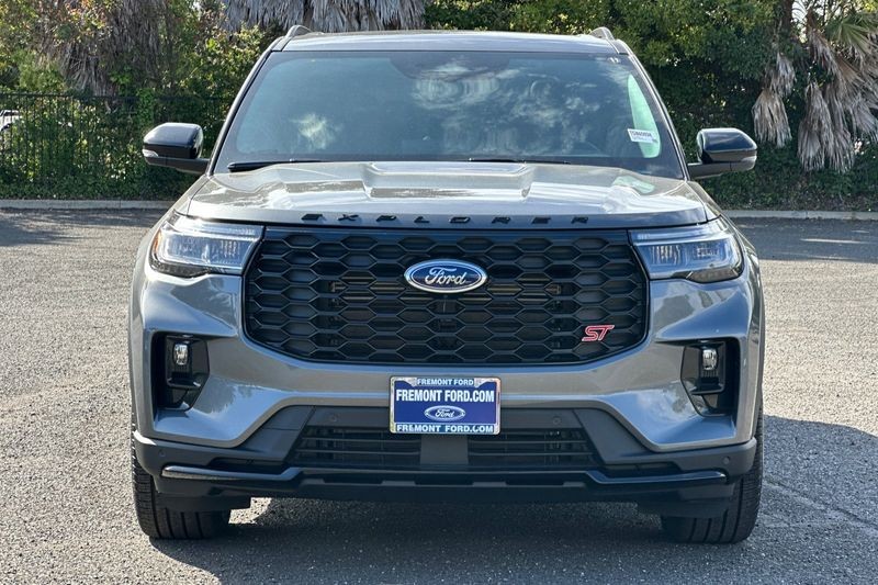 Ford Explorer Vehicle Full-screen Gallery Image 08