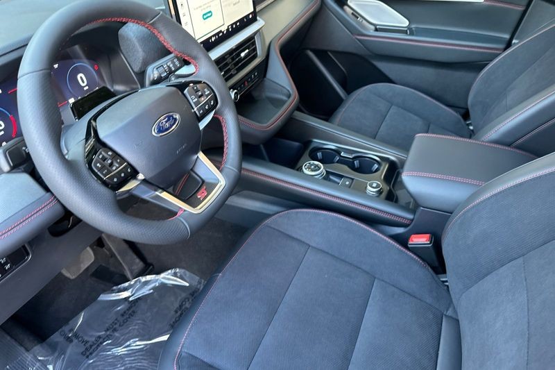 Ford Explorer Vehicle Full-screen Gallery Image 09
