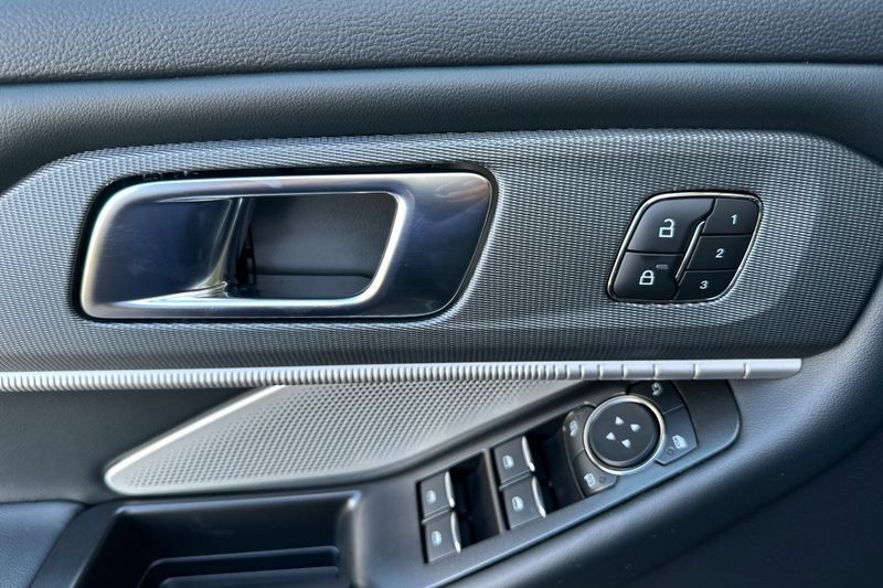 Ford Explorer Vehicle Full-screen Gallery Image 10