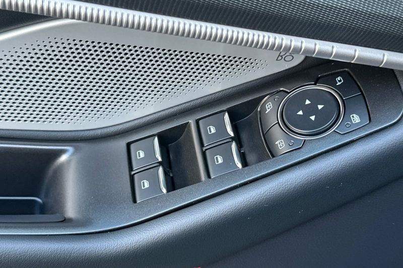 Ford Explorer Vehicle Full-screen Gallery Image 11