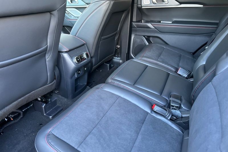 Ford Explorer Vehicle Full-screen Gallery Image 12