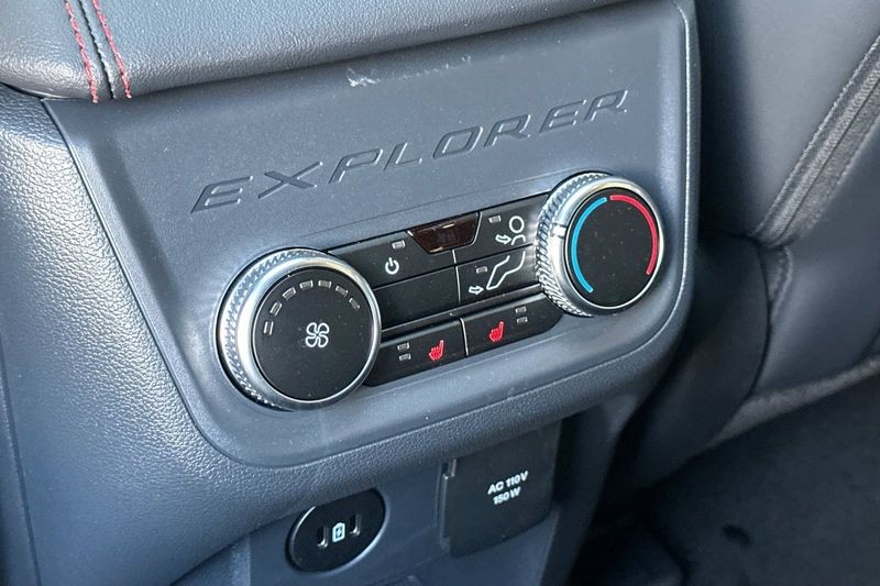 Ford Explorer Vehicle Full-screen Gallery Image 13