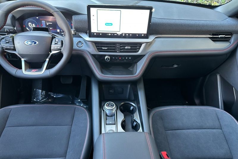 Ford Explorer Vehicle Full-screen Gallery Image 14