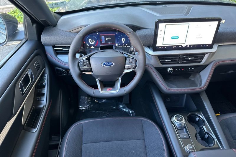 Ford Explorer Vehicle Full-screen Gallery Image 15