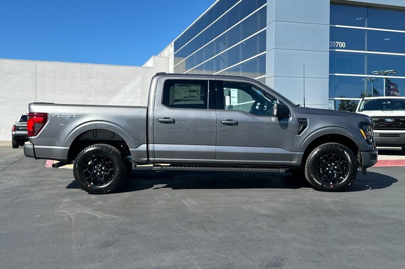 Ford F-150 Vehicle Full-screen Gallery Image 02