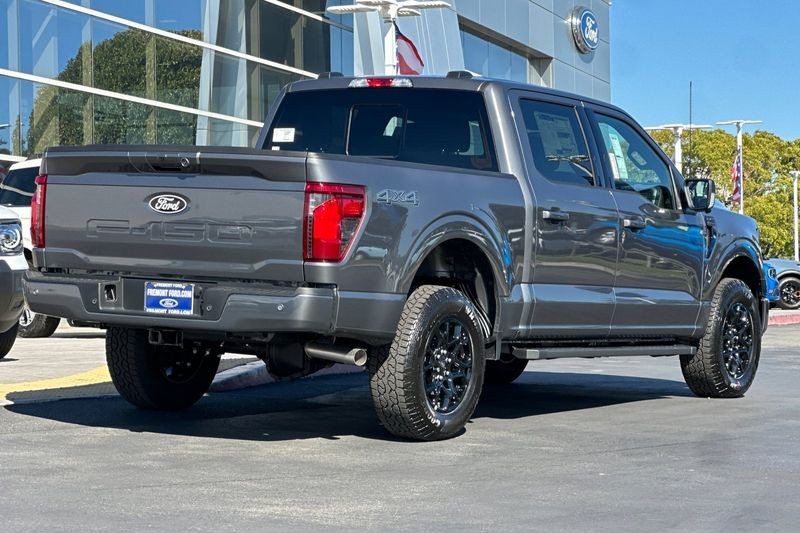 Ford F-150 Vehicle Full-screen Gallery Image 03