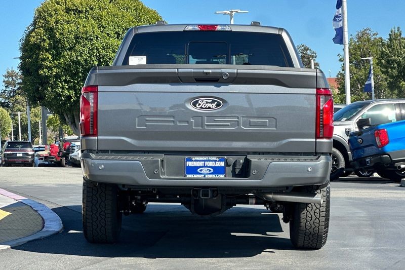 Ford F-150 Vehicle Full-screen Gallery Image 04