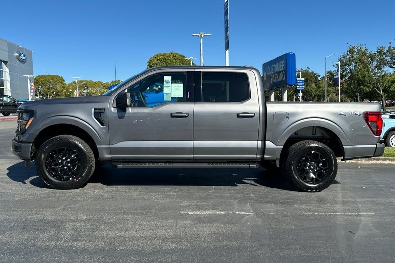 Ford F-150 Vehicle Full-screen Gallery Image 06