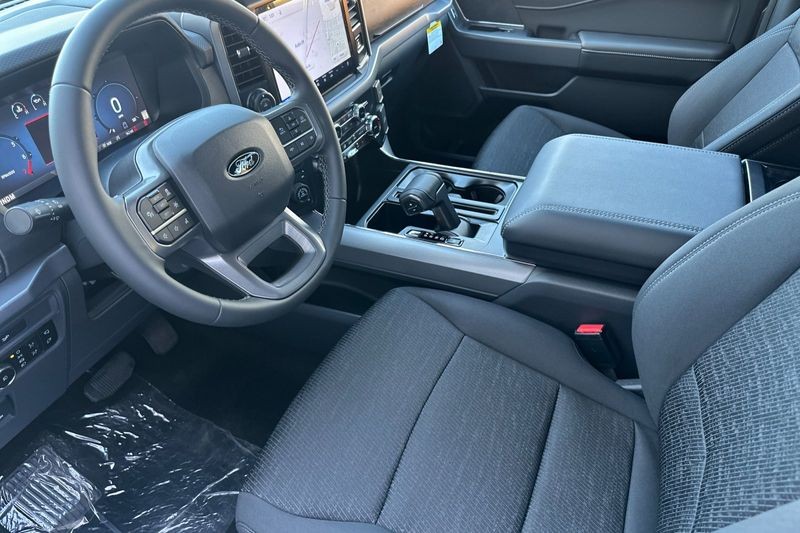 Ford F-150 Vehicle Full-screen Gallery Image 08