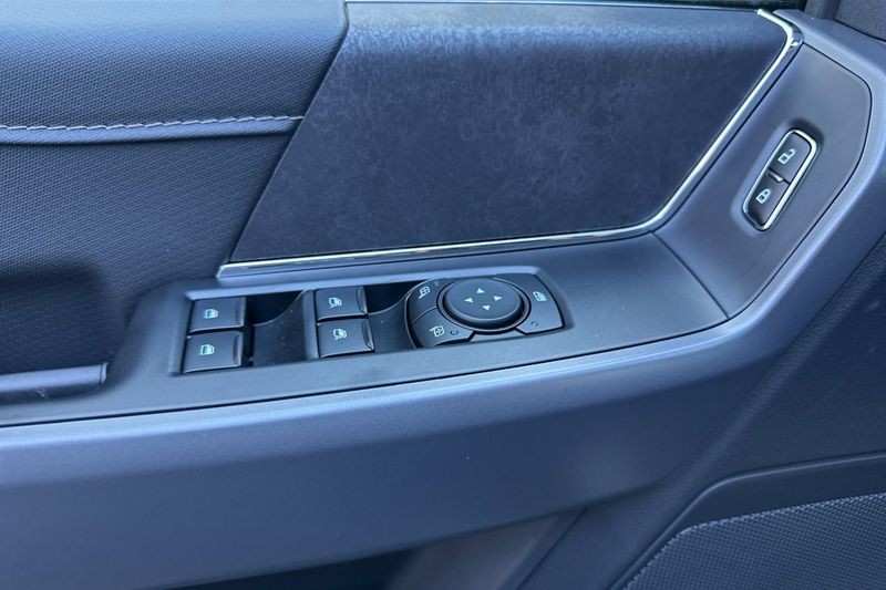 Ford F-150 Vehicle Full-screen Gallery Image 09