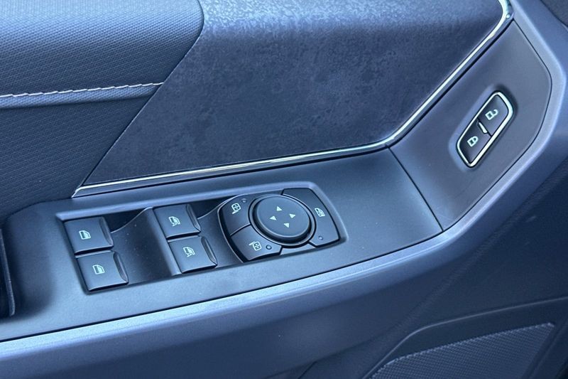 Ford F-150 Vehicle Full-screen Gallery Image 10