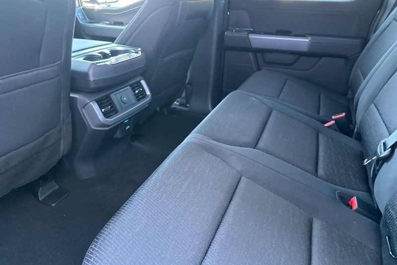 Ford F-150 Vehicle Full-screen Gallery Image 11