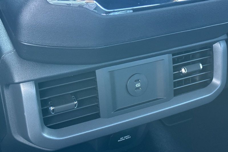 Ford F-150 Vehicle Full-screen Gallery Image 12
